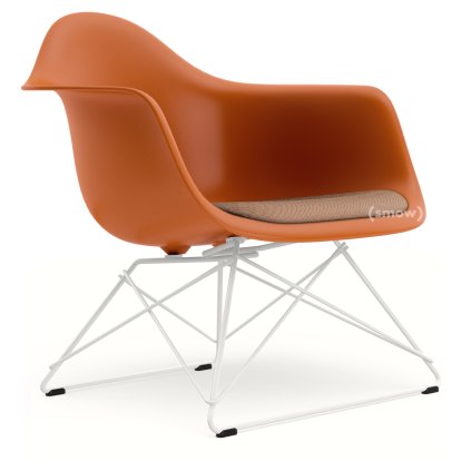 Eames Plastic Armchair LAR, Orange rouille, Coussin d'assise cognac / ivoire, Revêtement blanc