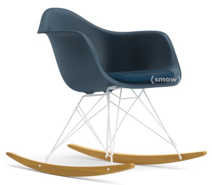 Eames Plastic Armchair RE RAR avec rembourrage, Bleu océan, Avec coussin d'assise, Bleu océan / gris foncé, Sans passepoile, Blanc/érable nuance de jaune