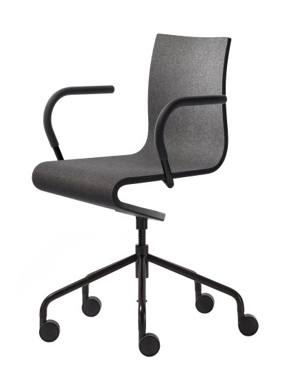 Chaise de bureau Seesaw, Noir avec axe vertical vis, Avec accoudoirs, couleur match avec la piétement, Frêne noir avec feutre anthracite