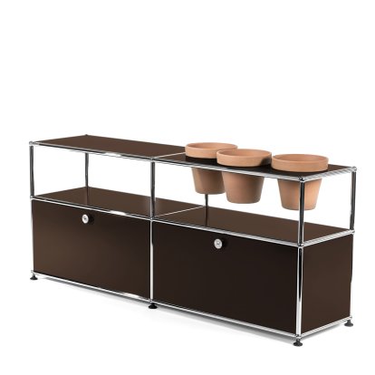 Meuble Sideboard USM Haller pour plantes, Marron USM, Avec 2 portes abattantes, Avec 3 pots sur la droite, Terre cuite