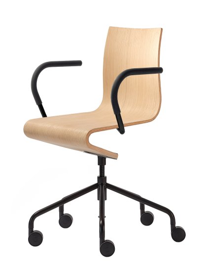 Chaise de bureau Seesaw, Noir avec axe vertical vis, Avec accoudoirs, couleur match avec la piétement, Chêne naturel