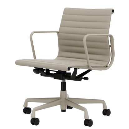 Aluminium Chair EA 117, Aluminium revêtu par poudre couleur craie, Cuir (Standard), Argile